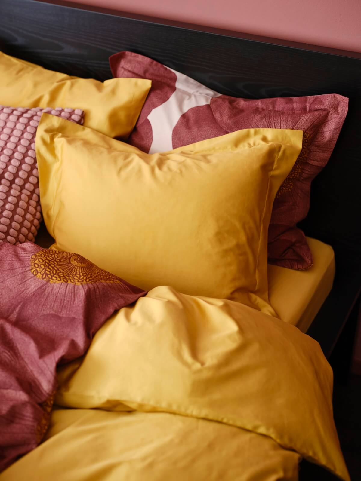 linge de lit jaune et bordeaux linge de lit jaune et bordeaux