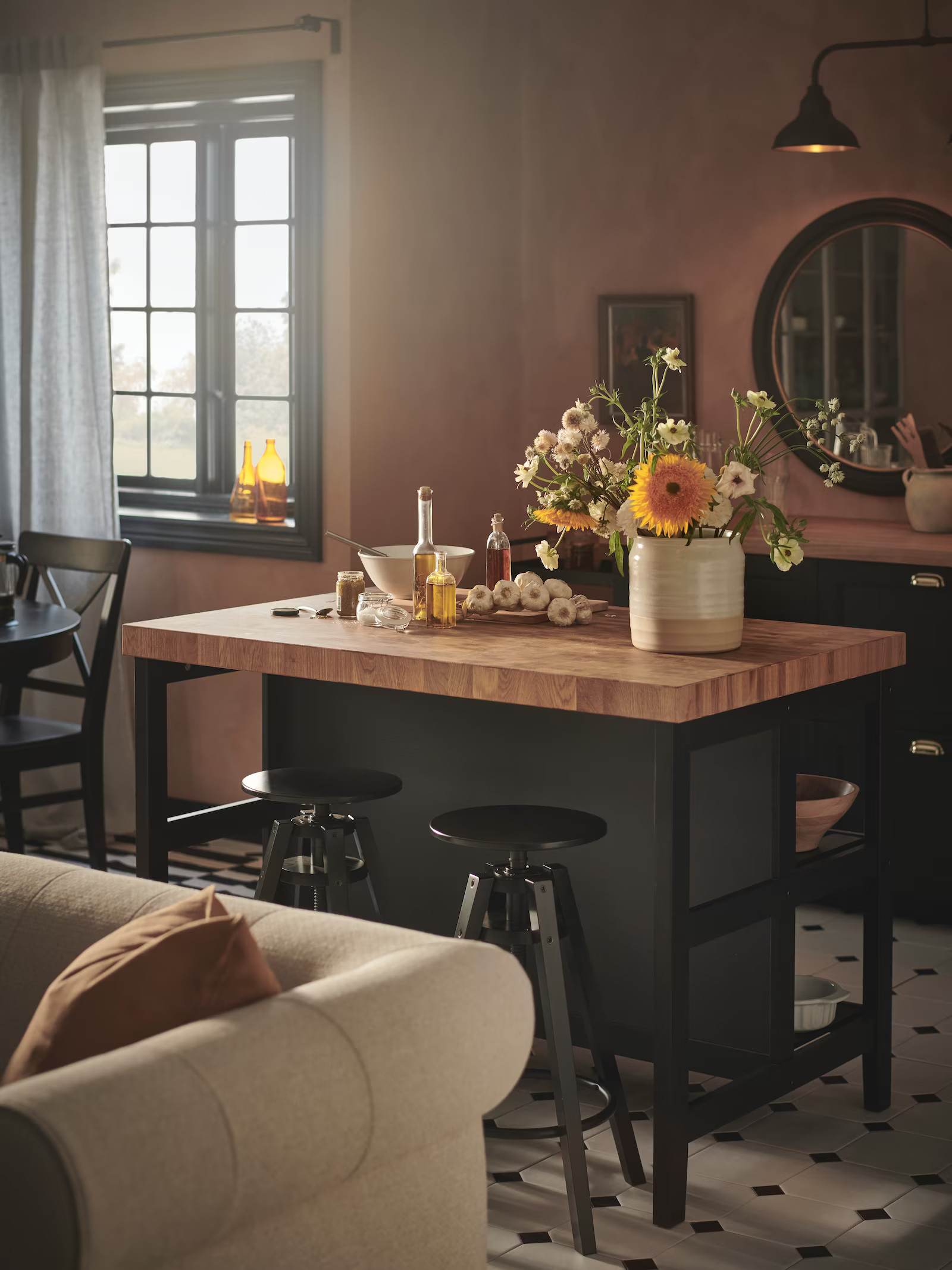 cuisine avec îlot noir et bois cuisine avec îlot noir et bois
