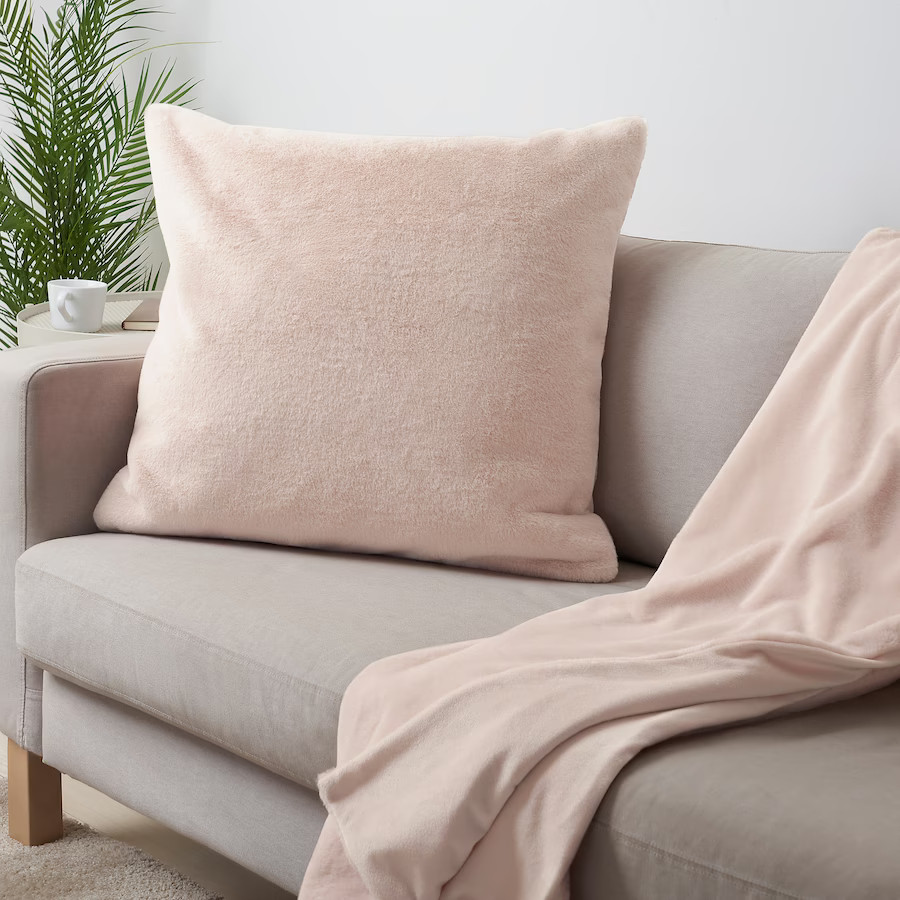 coussin rose sur canapé gris coussin rose sur canapé gris
