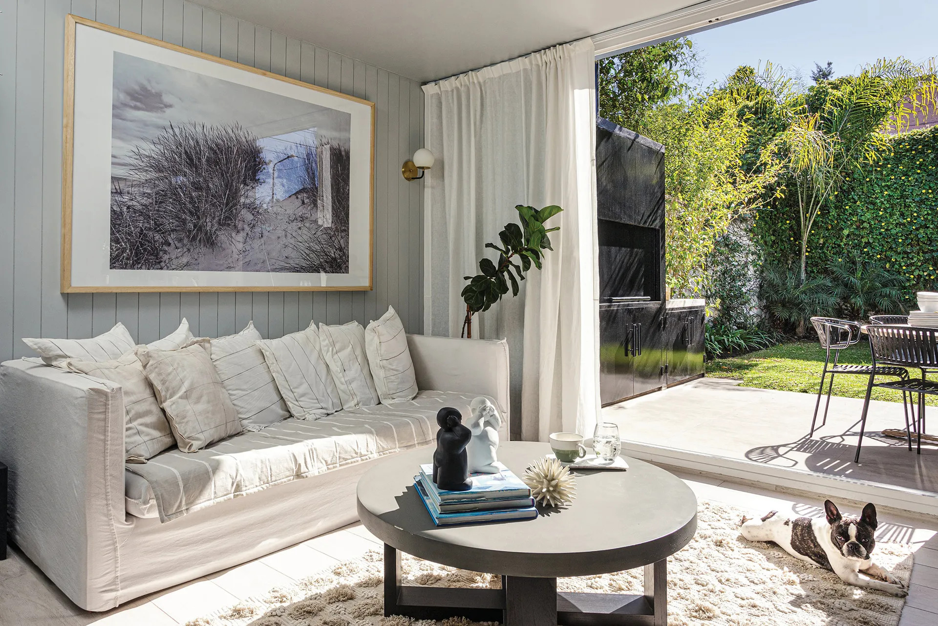 salon décoration contemporaine avec baie vitrée