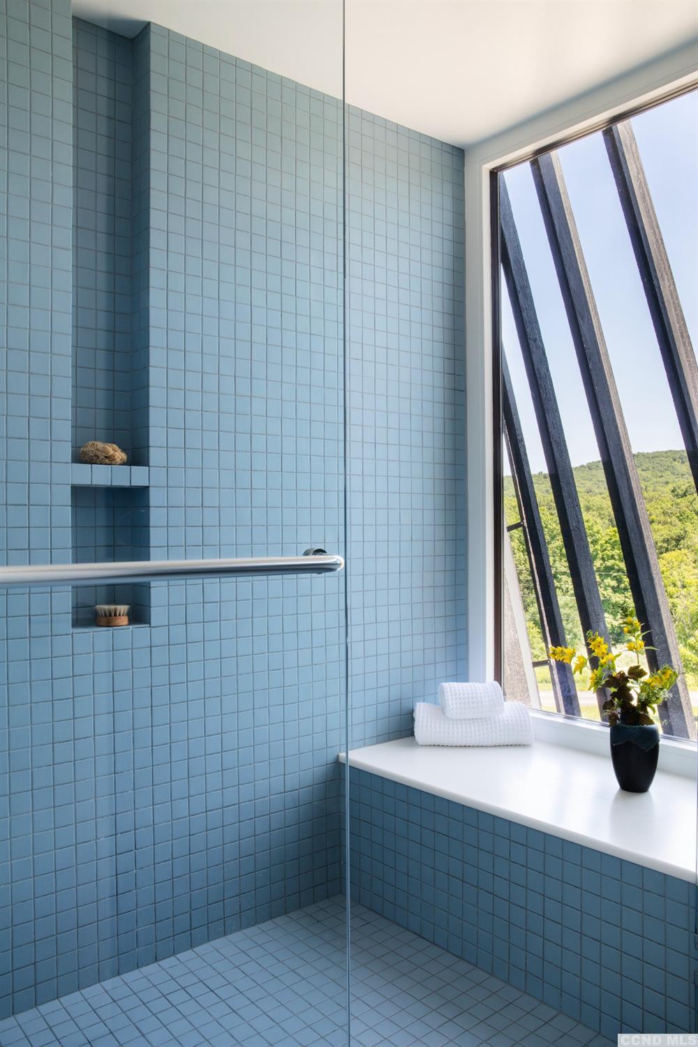 salle de bain carrelage bleu décoration design Sleeve House salle de bain carrelage bleu décoration design Sleeve House