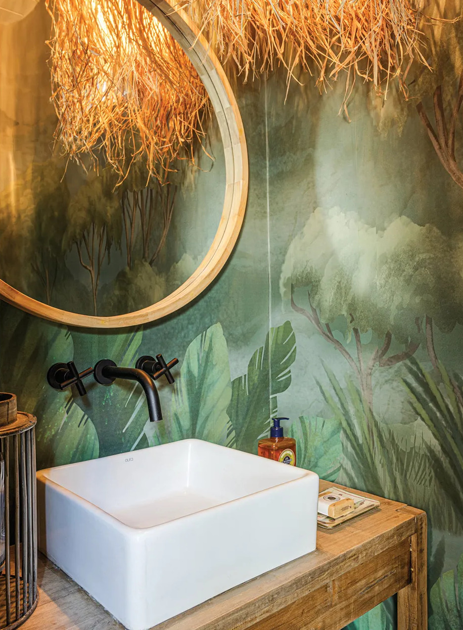 salle de bain avec papier-peint panoramique