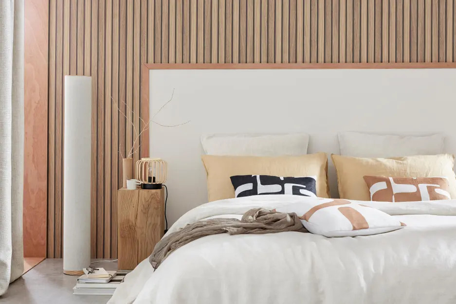 chambre mur tasseaux de bois