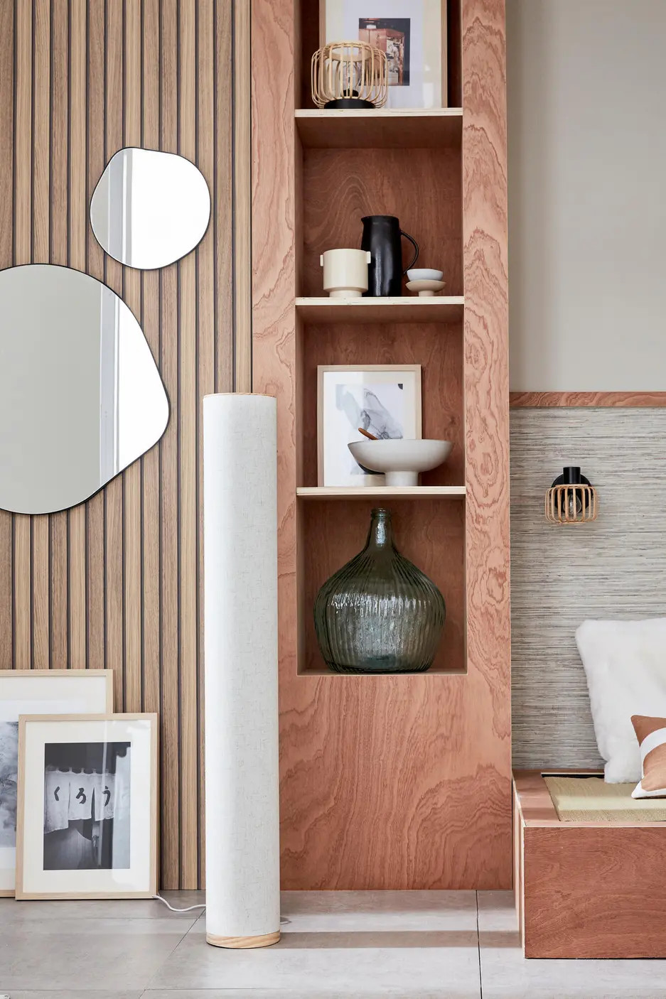étagère bois dans salon décoration naturelle