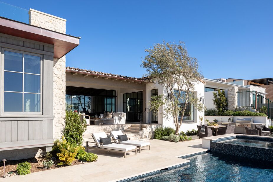 maison contemporaine en pierres avec piscine 