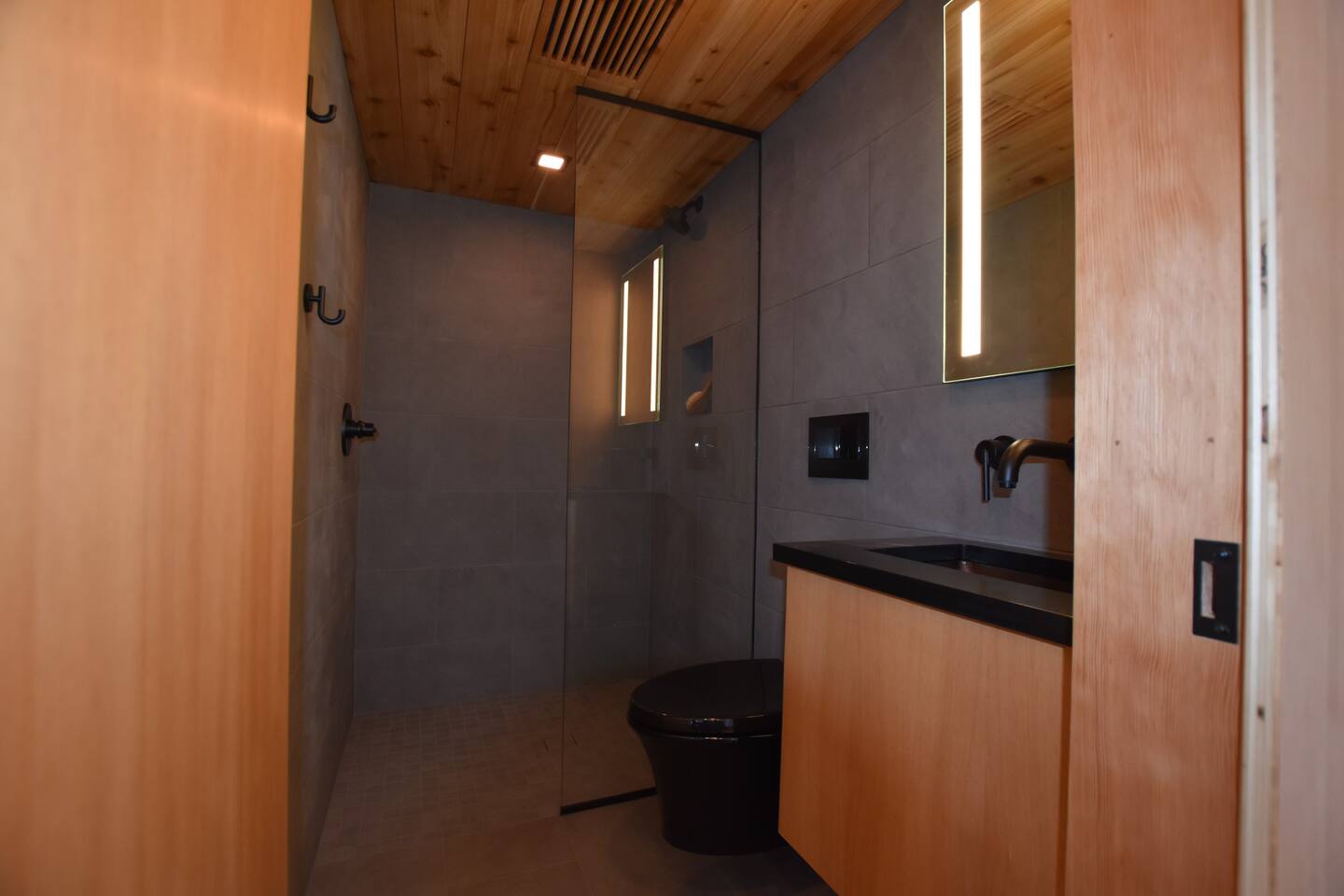 salle de bain design grise et bois