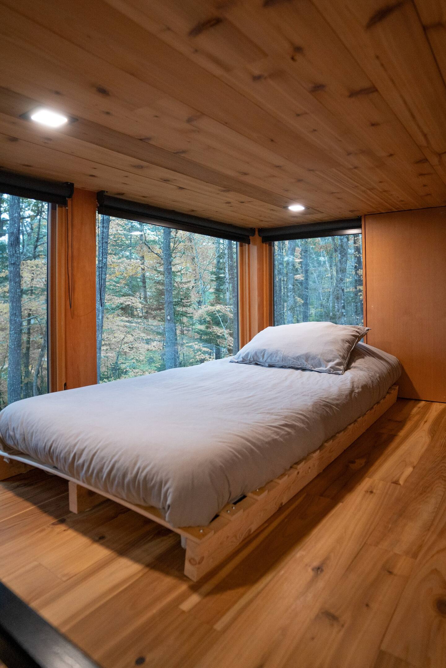chambre minimaliste baie vitrée