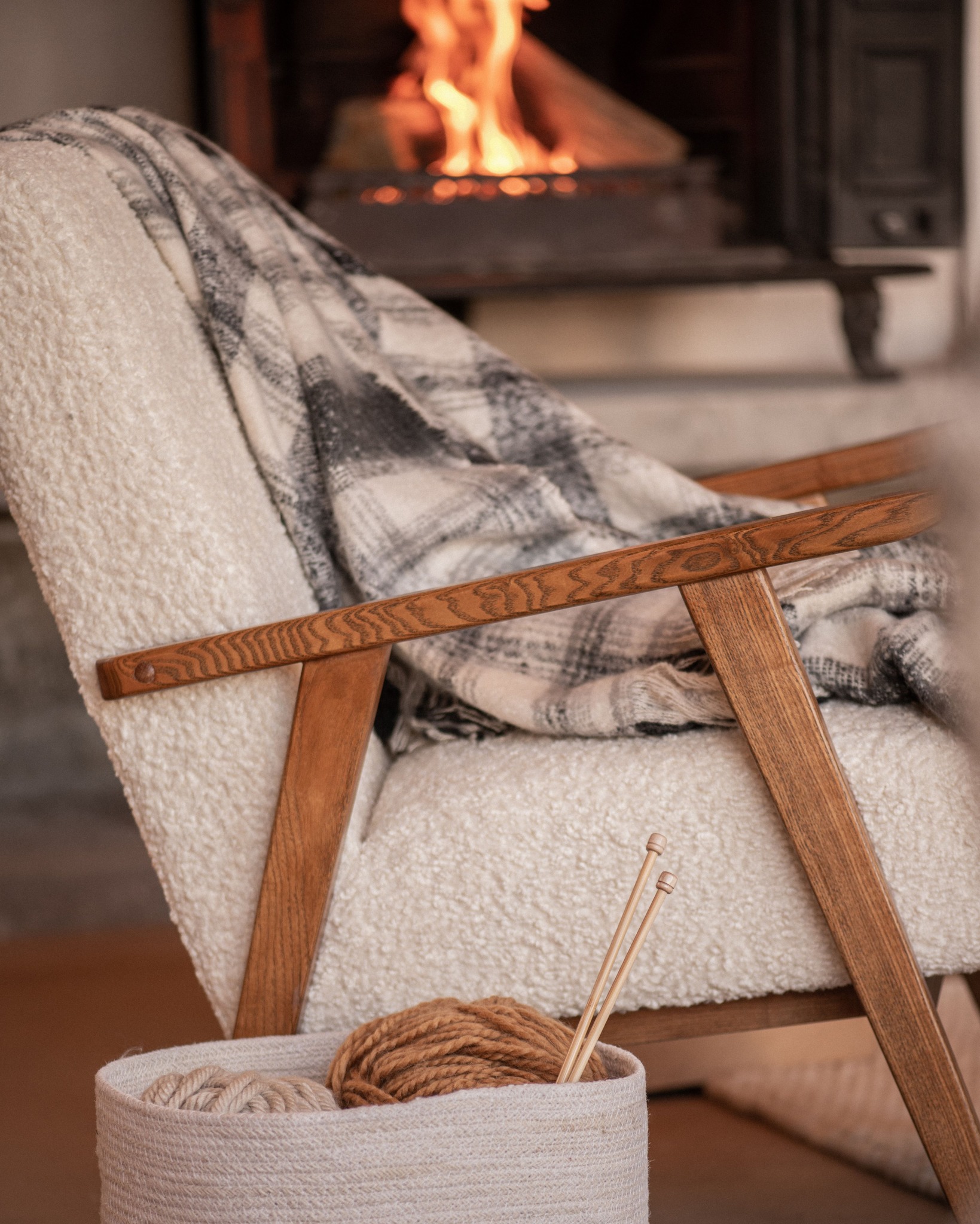 fauteuil bois et laine bouclée fauteuil bois et laine bouclée