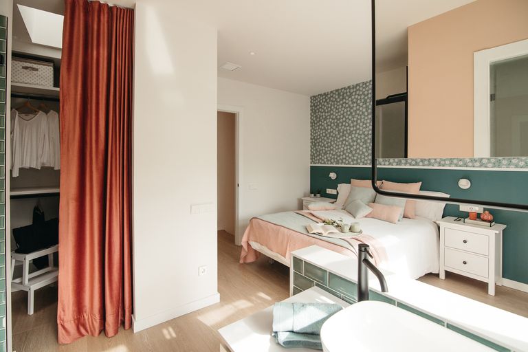 chambre décoration moderne avec papier-peint