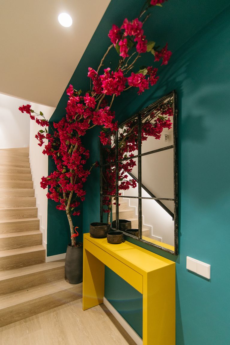 entrée décoration moderne bleu canard et jaune
