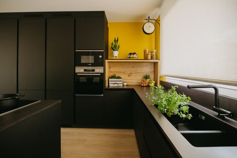 cuisine design noire et jaune
