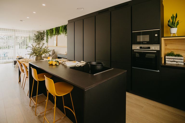 cuisine design noire et jaune