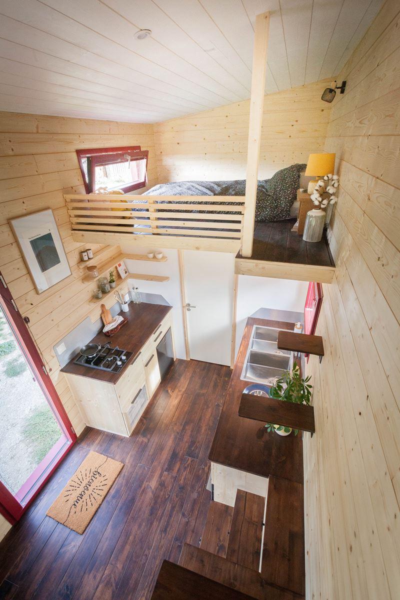 salon avec mezzanine tiny house française Plume