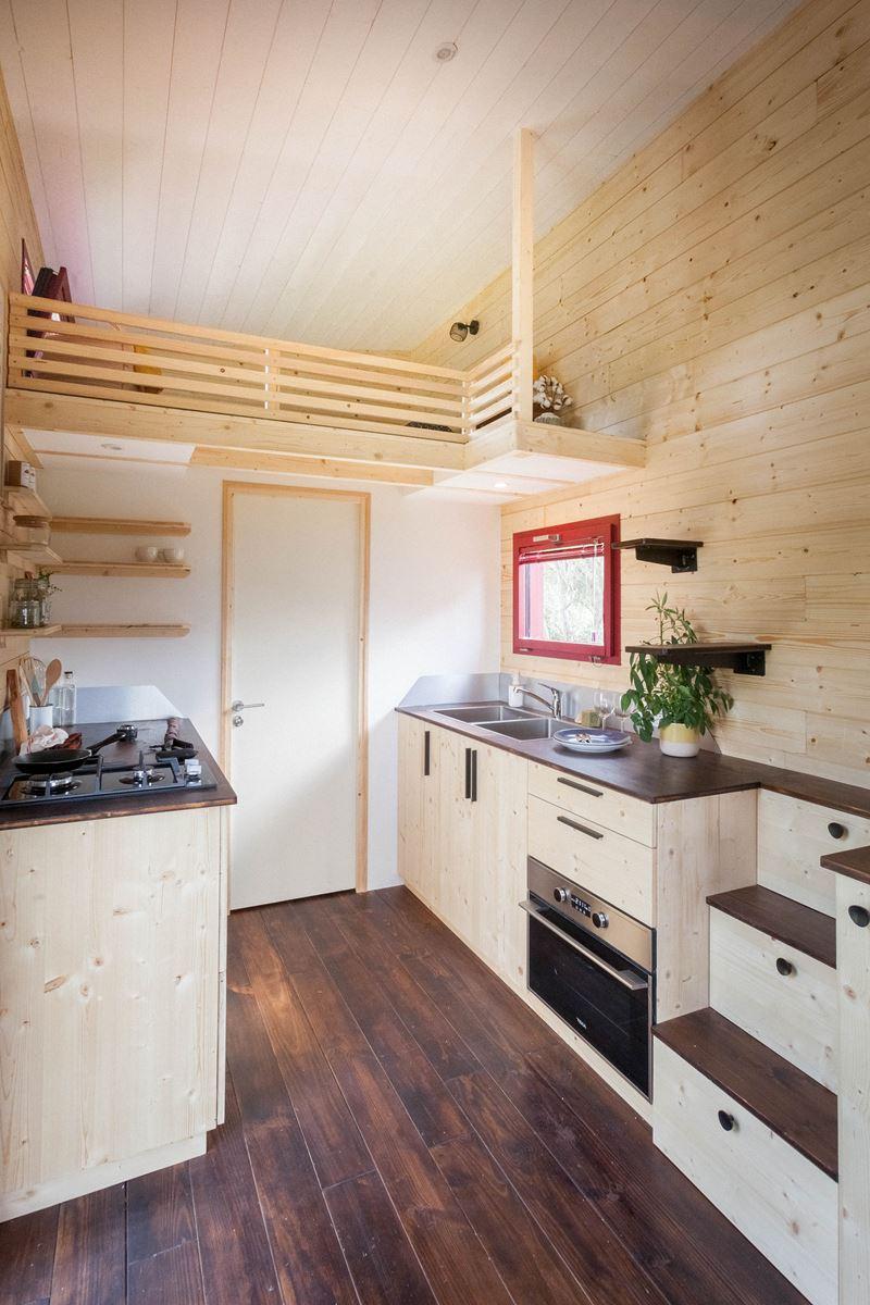 cuisine avec mezzanine tiny house française Plume