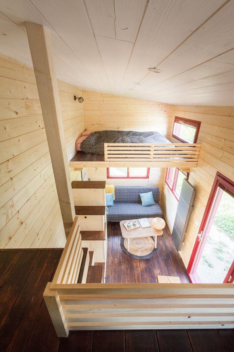 salon avec mezzanine tiny house française Plume