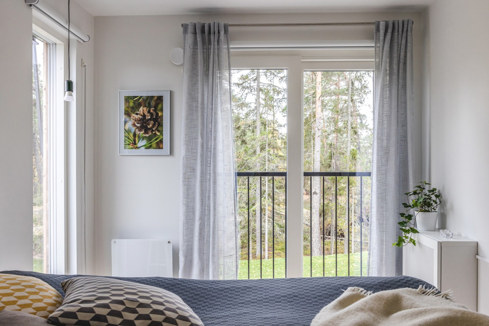 chambre avec deux fenêtres