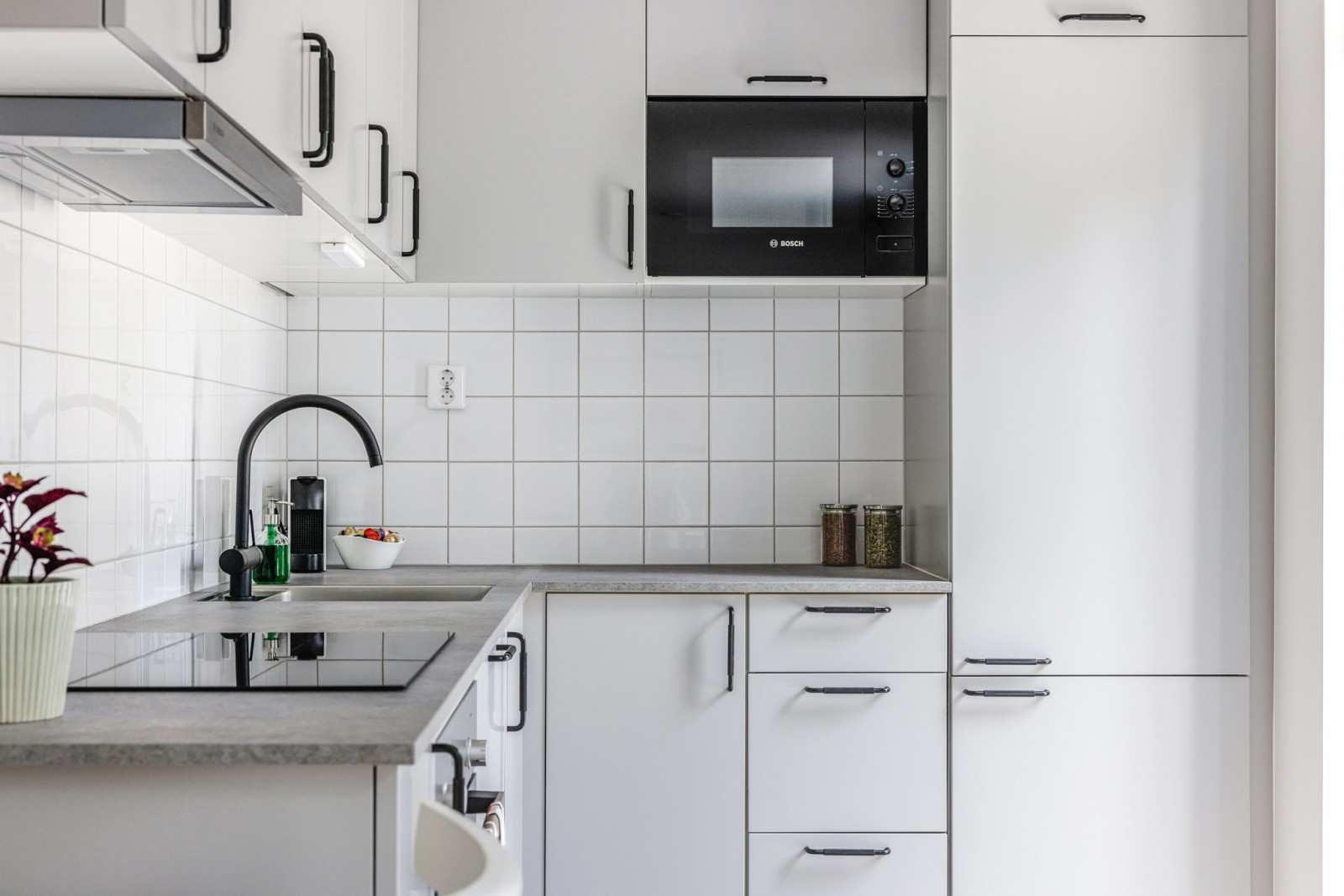 cuisine blanche petite maison en bois de 51m2