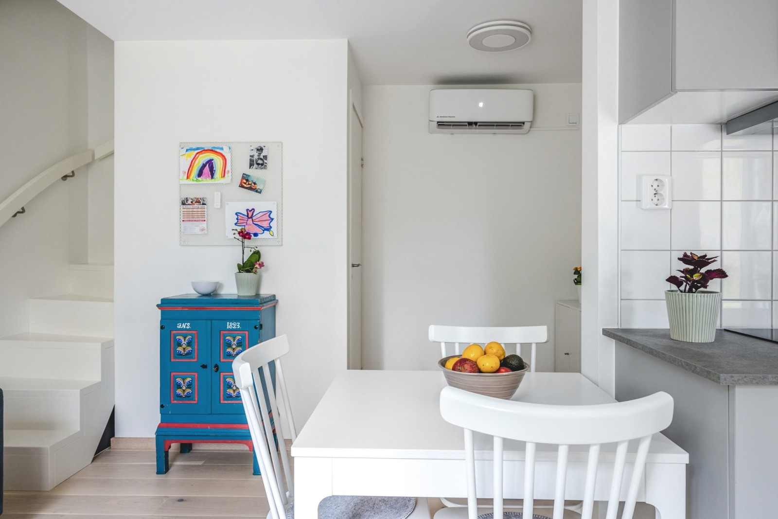 espace repas petite maison en bois de 51m2