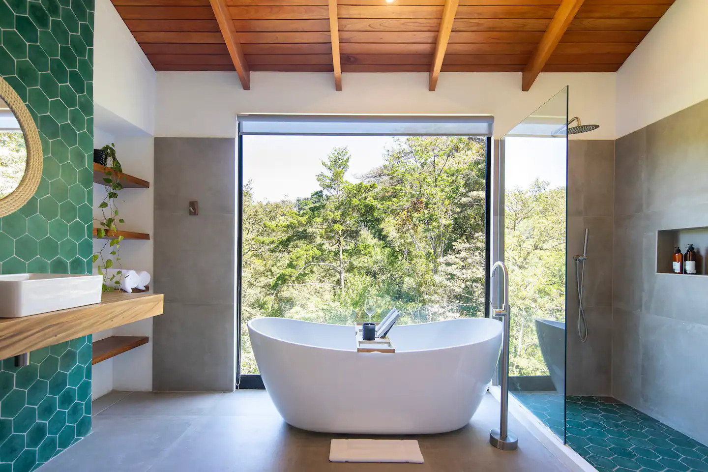 salle de bain avec baie vitrée