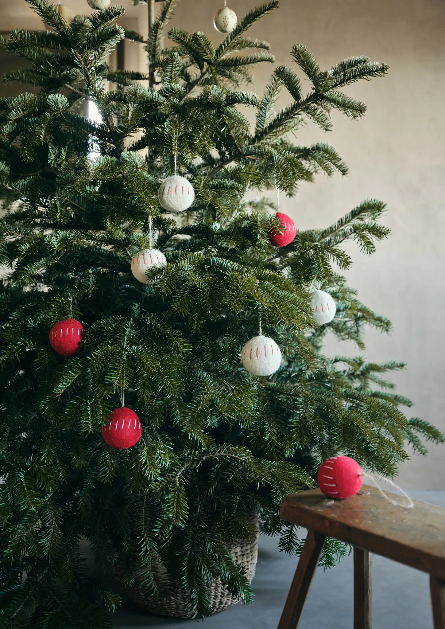 sapin avec boules blanches et rouges sapin avec boules blanches et rouges