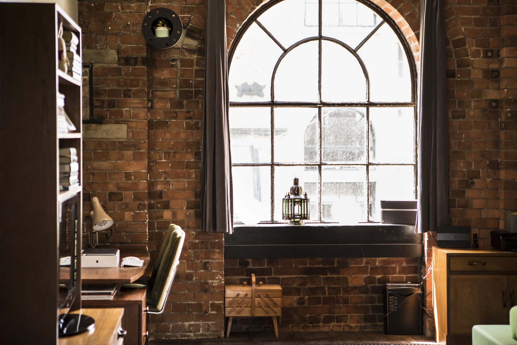 bureau loft Spratts Factory avec fenêtre en arche