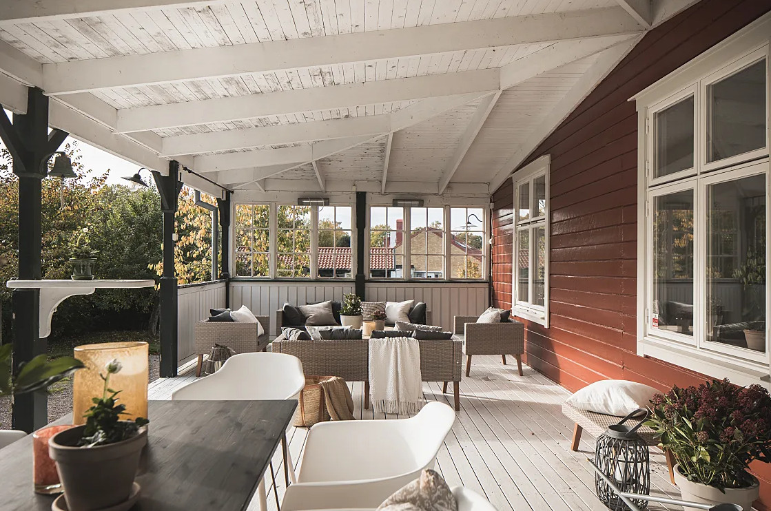 terrasse abritée maison en bois rouge rénovée