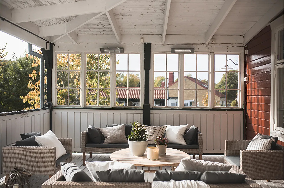 terrasse abritée maison en bois rouge rénovée