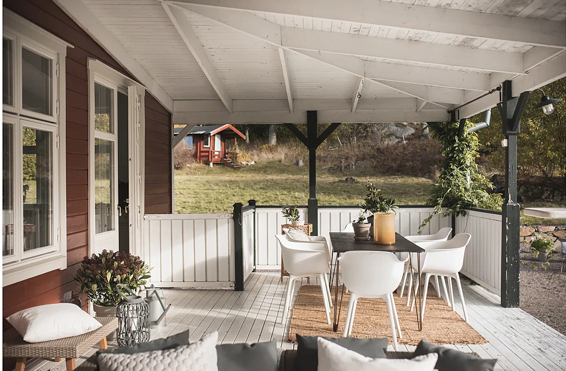 terrasse abritée maison en bois rouge rénovée