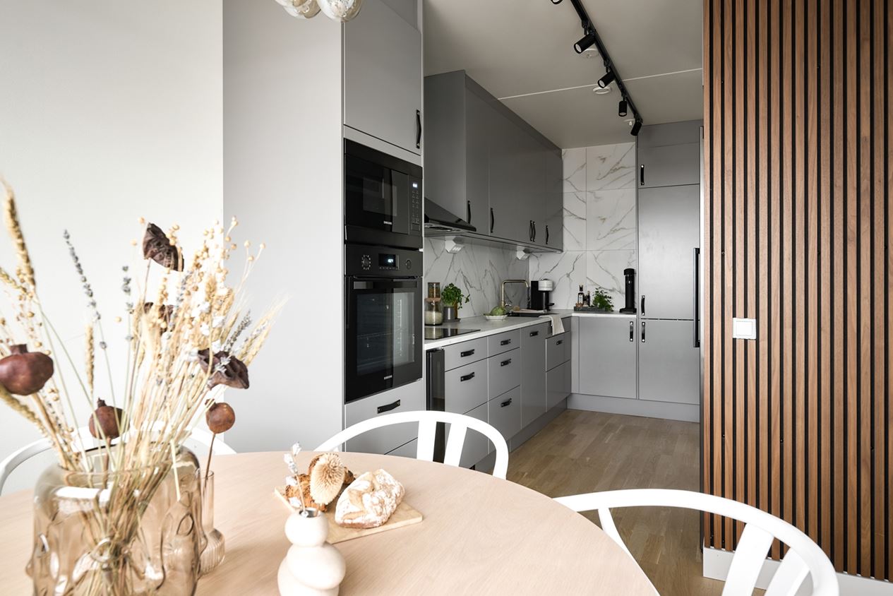 cuisine grise avec espace repas