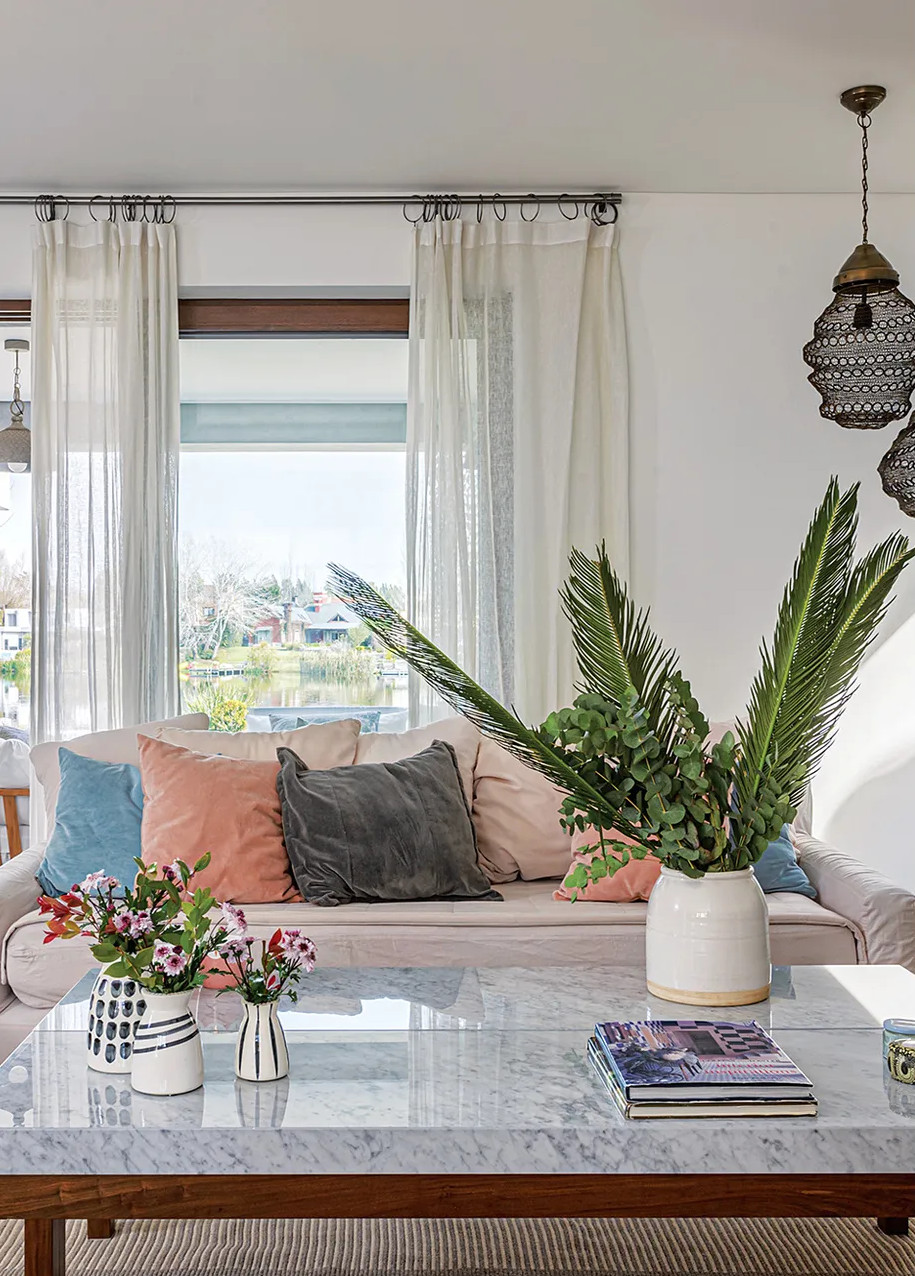 salon avec plantes vertes