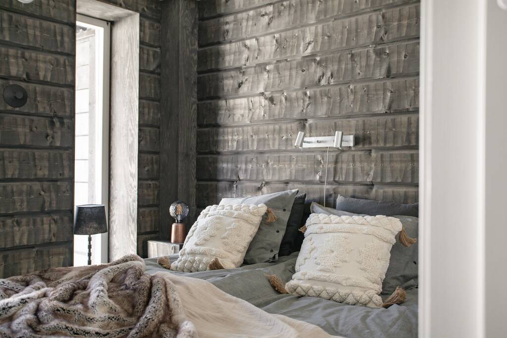 chambre murs bois noirs