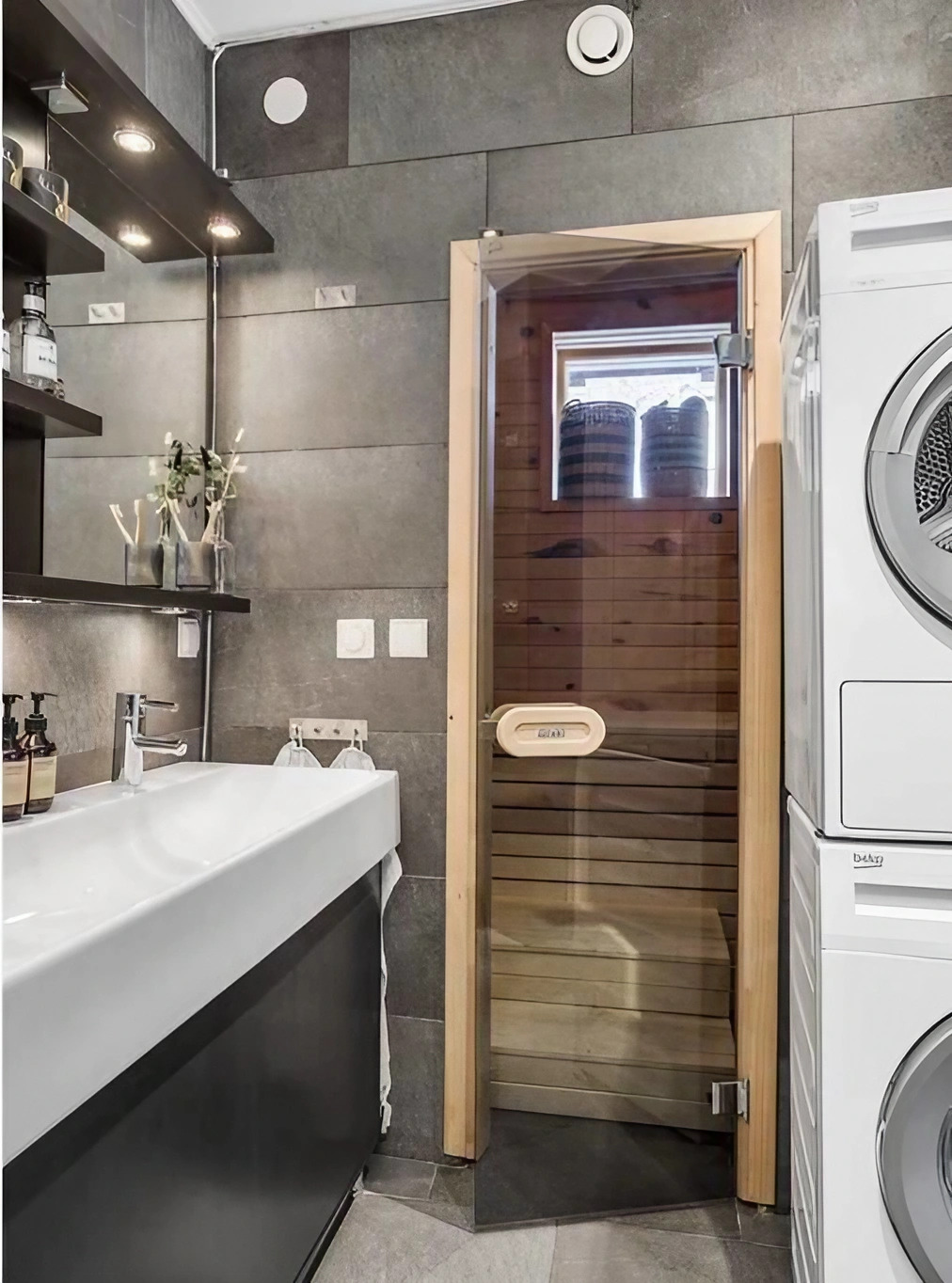 salle de bain avec sauna
