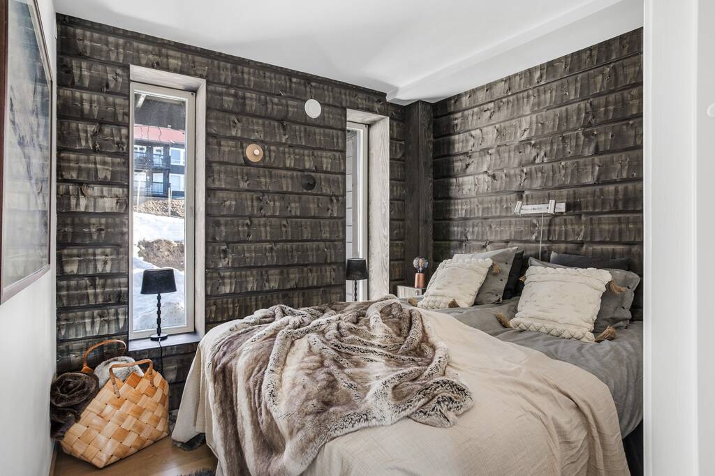 chambre murs bois noirs