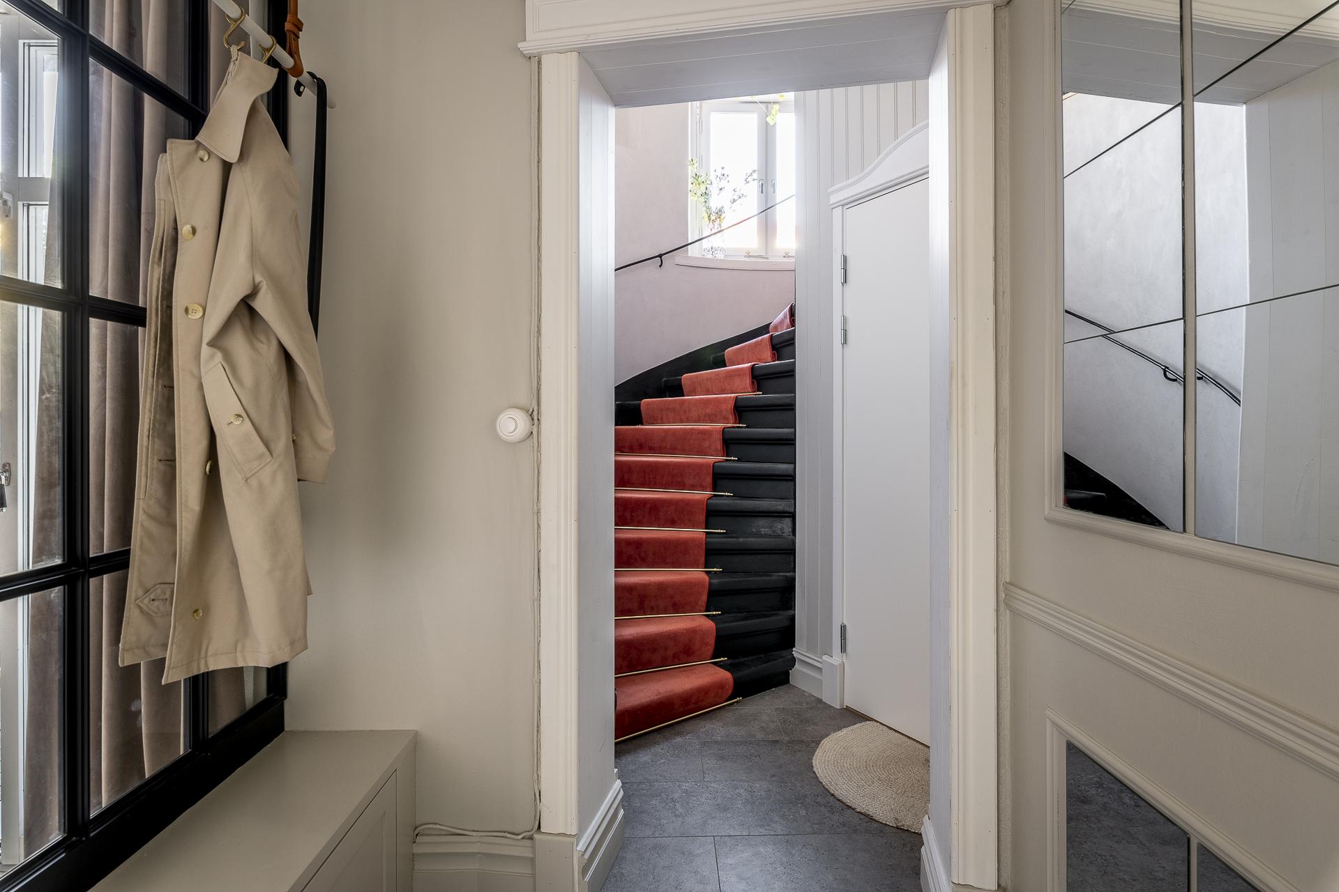 entrée avec escalier entrée avec escalier