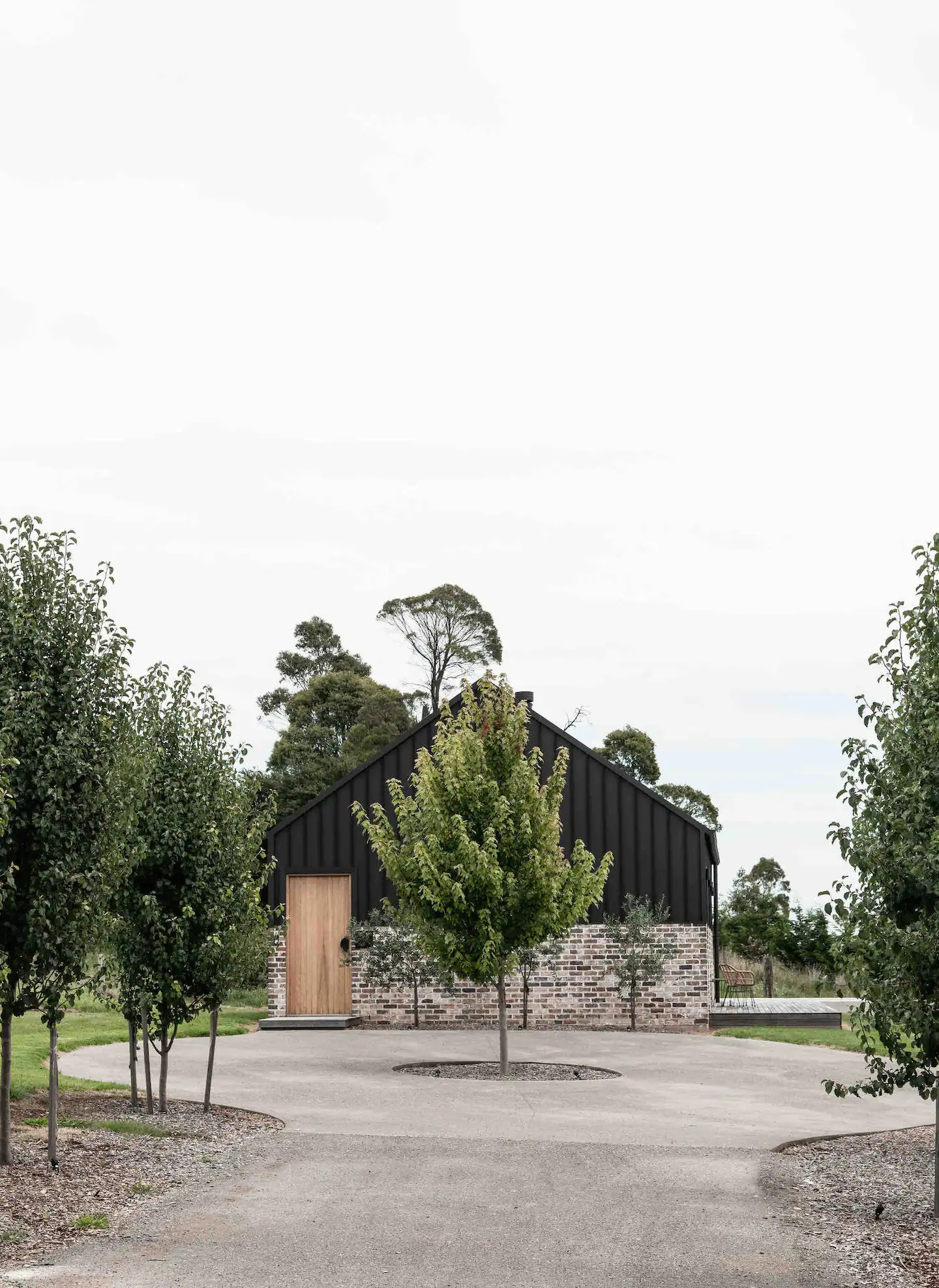 maison contemporaine façade briques et bois noir
