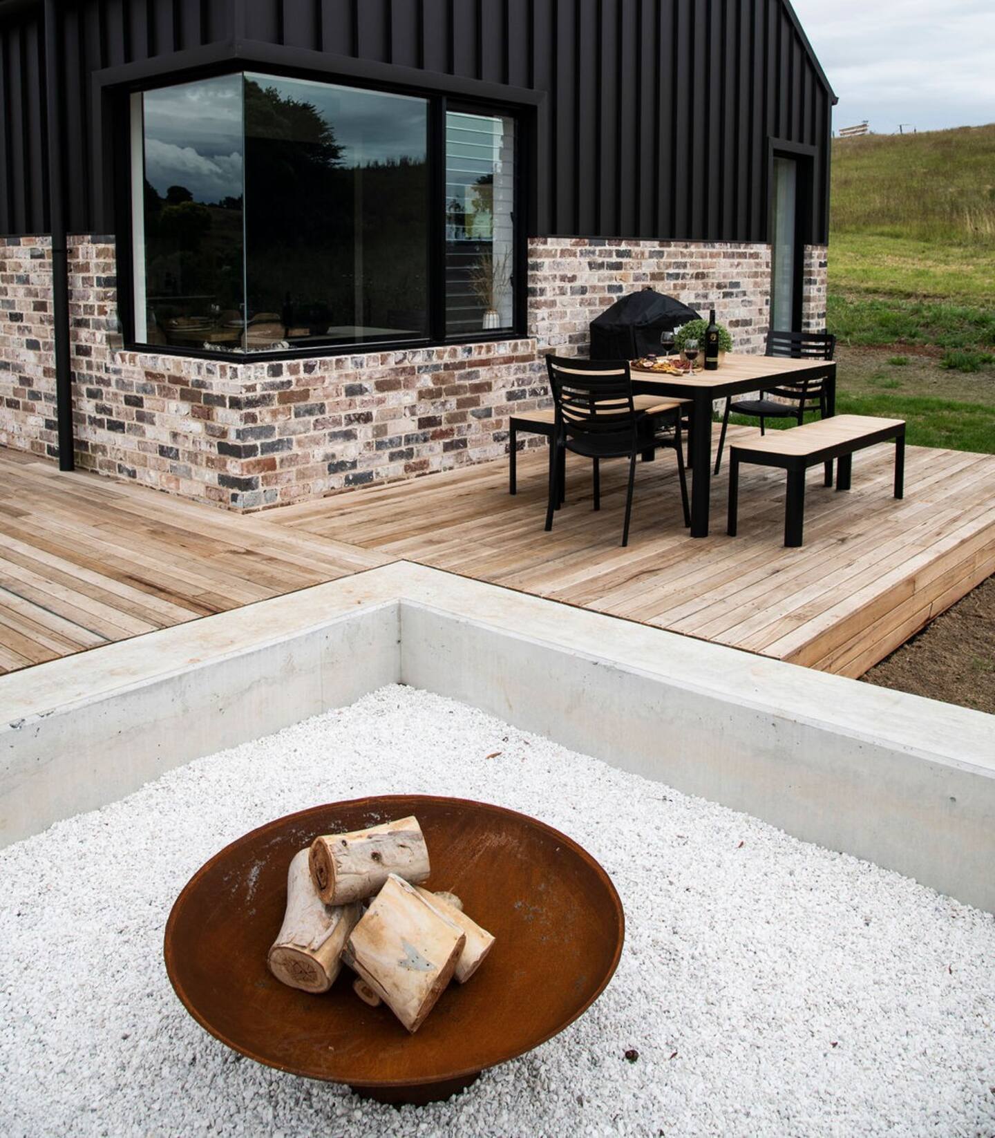 maison contemporaine avec terrasse en bois et brasero
