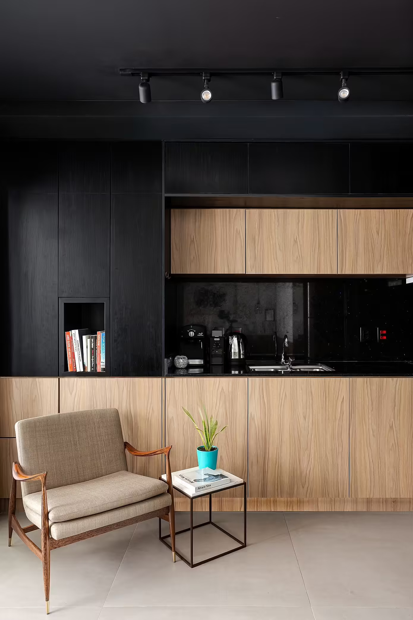 cuisine design noire et bois ancien studio de 30m2
