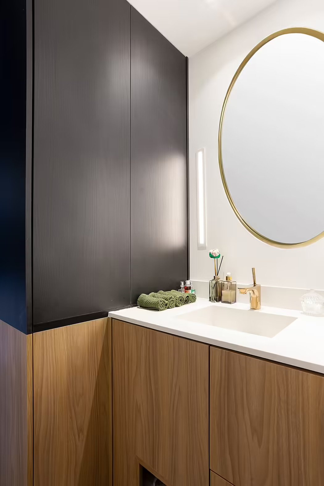 salle de bain design bois et noire