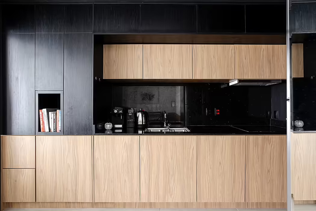 cuisine design noire et bois ancien studio de 30m2