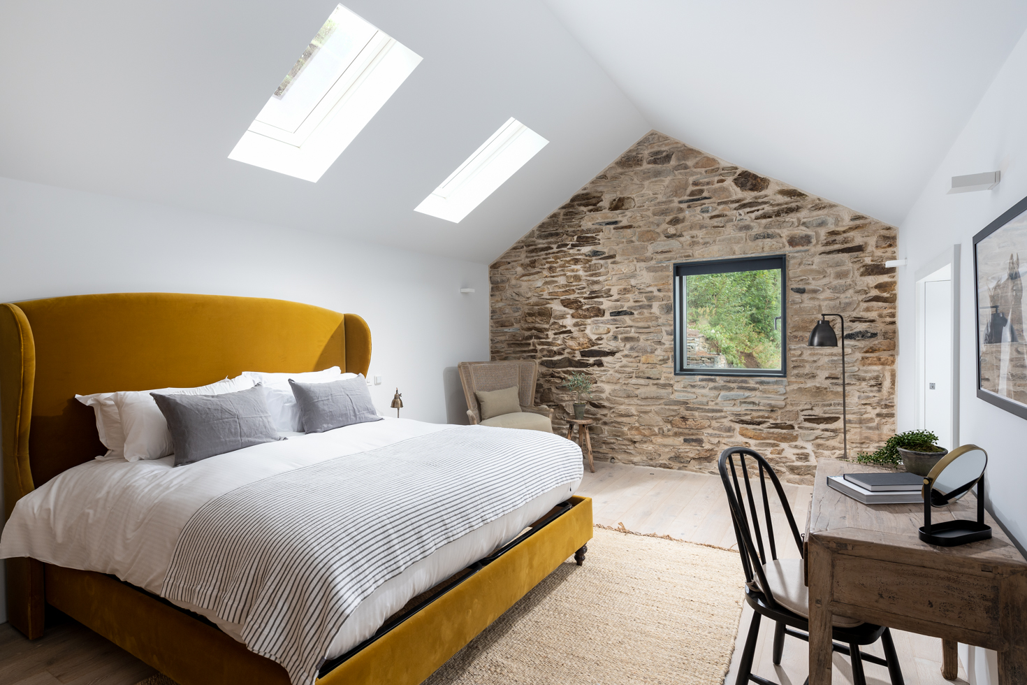 chambre mansardée avec mur de pierres chambre mansardée avec mur de pierres