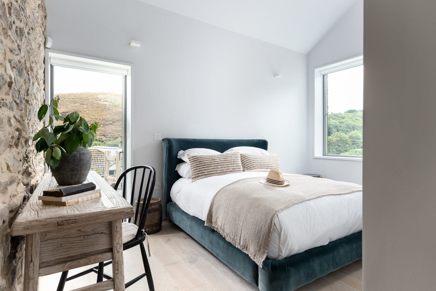chambre mansardée avec mur de pierres chambre mansardée avec mur de pierres