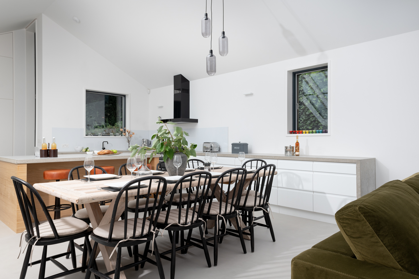 salle à manger avec cuisine blanche et bois décoration design salle à manger avec cuisine blanche et bois décoration design