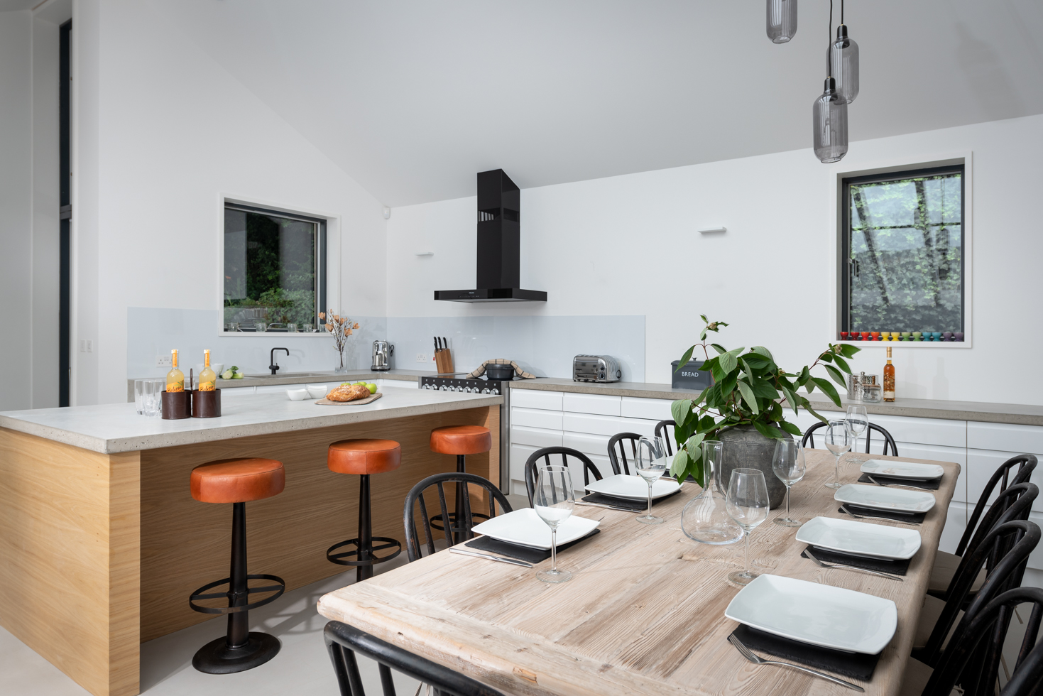 salle à manger avec cuisine blanche et bois décoration design salle à manger avec cuisine blanche et bois décoration design
