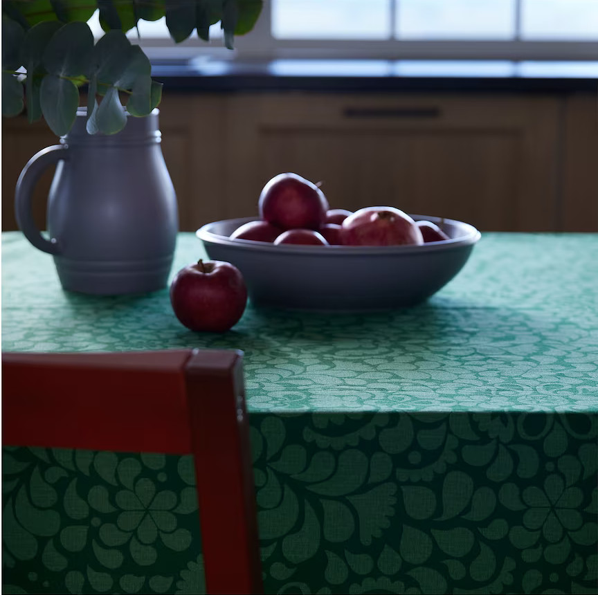table avec nappe verte table avec nappe verte