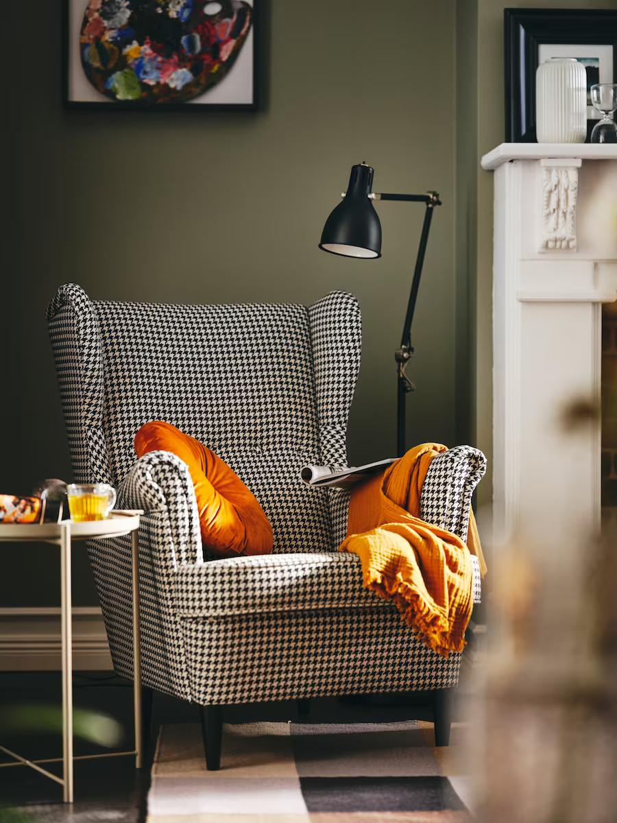 salon avec murs verts et fauteuil pied de poule salon avec murs verts et fauteuil pied de poule