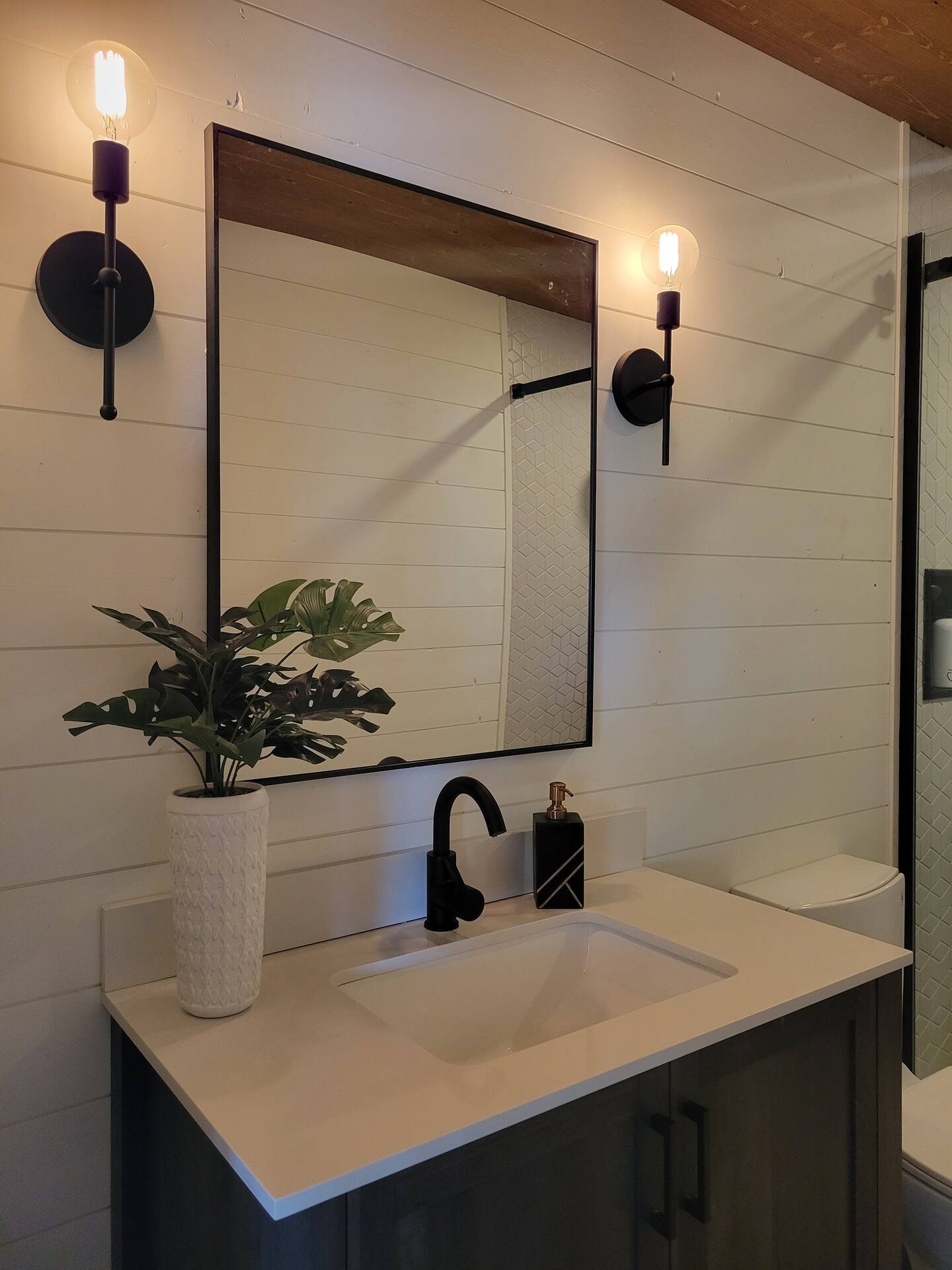 salle de bain blanche et noire