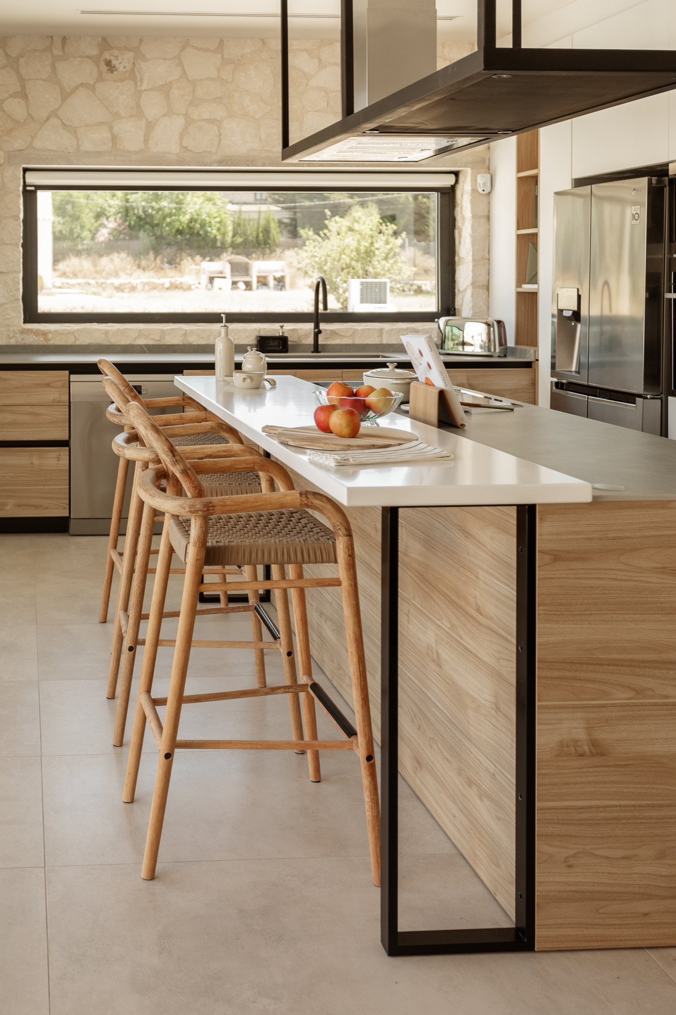 cuisine avec chaises Kave Home photo Paloma Gonzalez Rey pour MAAF