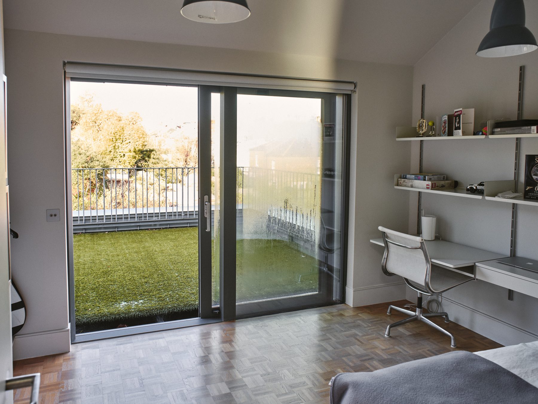 chambre décoration minimaliste avec espace bureau