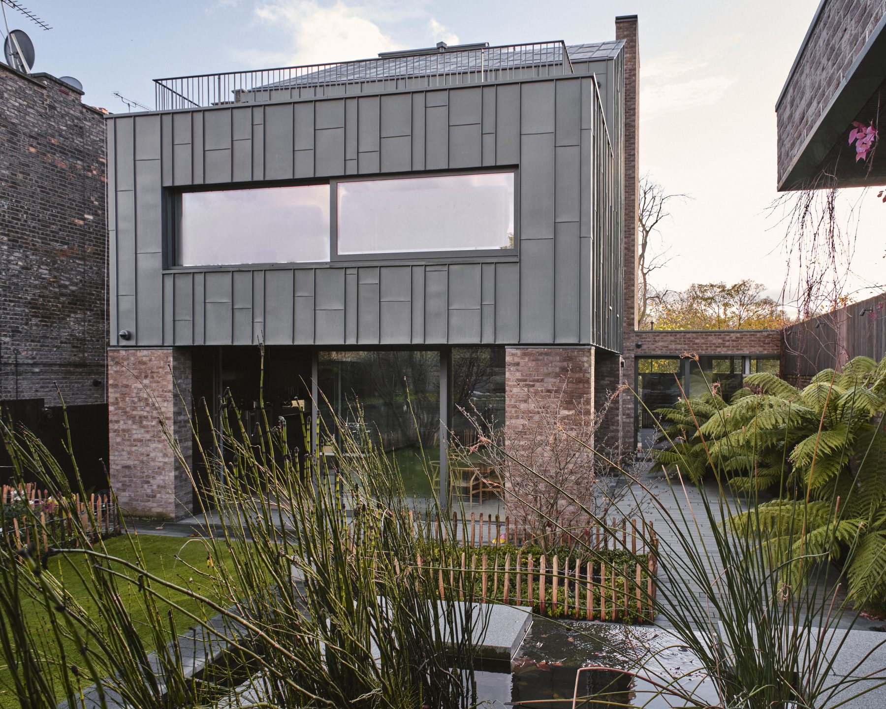 immense maison contemporaine avec jardin japonais