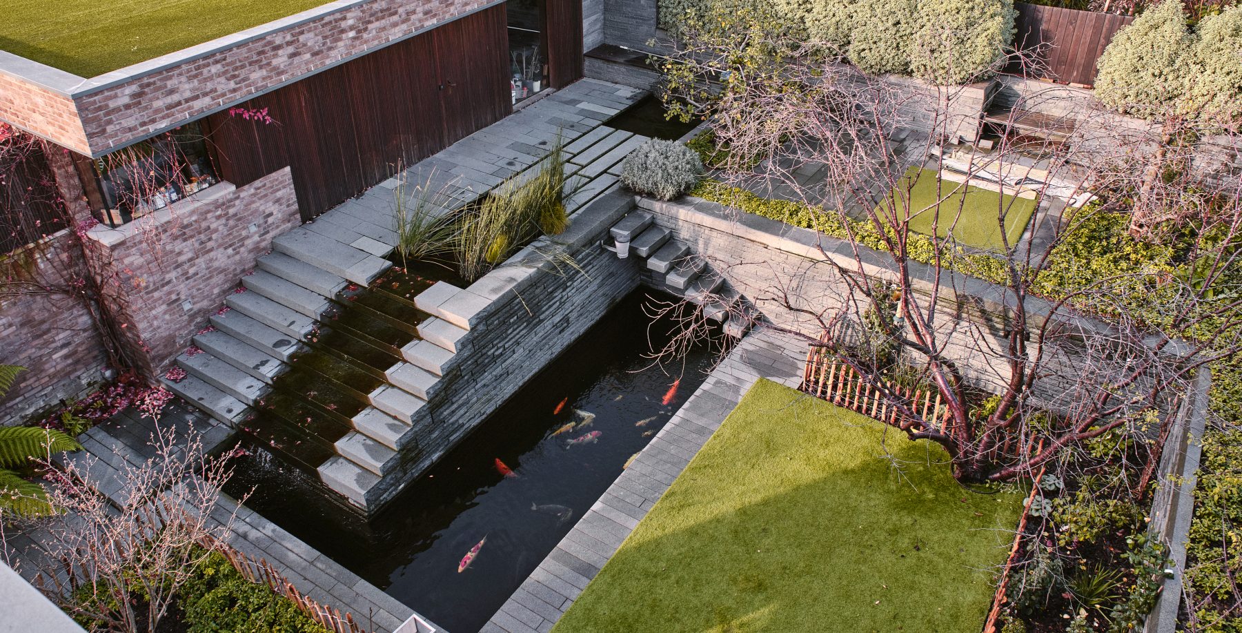 immense maison contemporaine avec jardin minéral